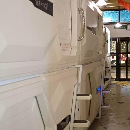 Vspace Guesthouse Capsule & Cafe Malacca Exterior photo