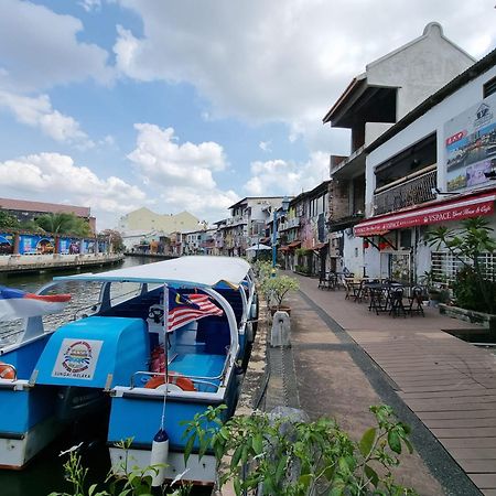 Vspace Guesthouse Capsule & Cafe Malacca Exterior photo