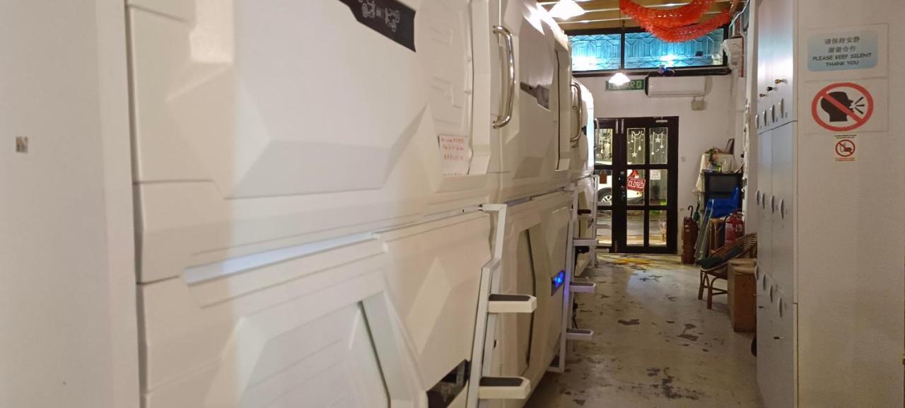Vspace Guesthouse Capsule & Cafe Malacca Exterior photo