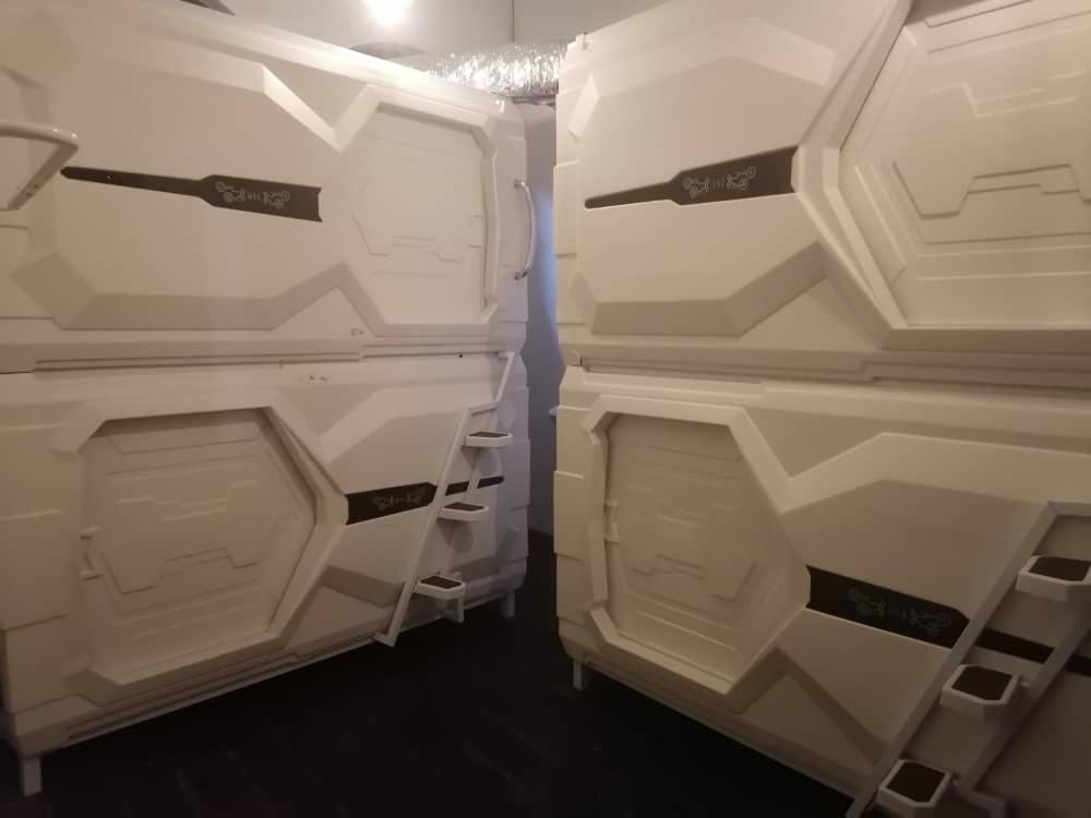 Vspace Guesthouse Capsule & Cafe Malacca Exterior photo