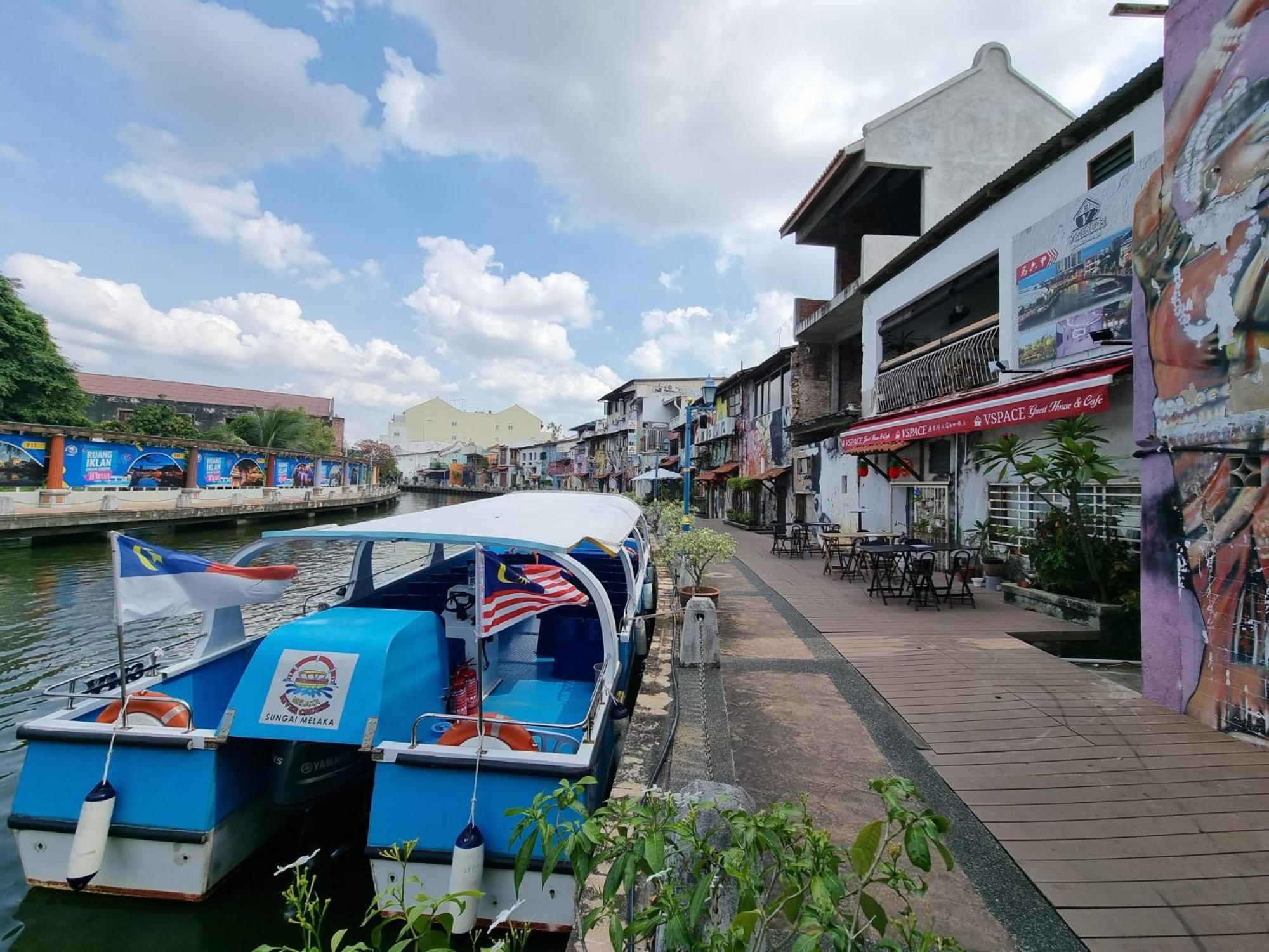Vspace Guesthouse Capsule & Cafe Malacca Exterior photo