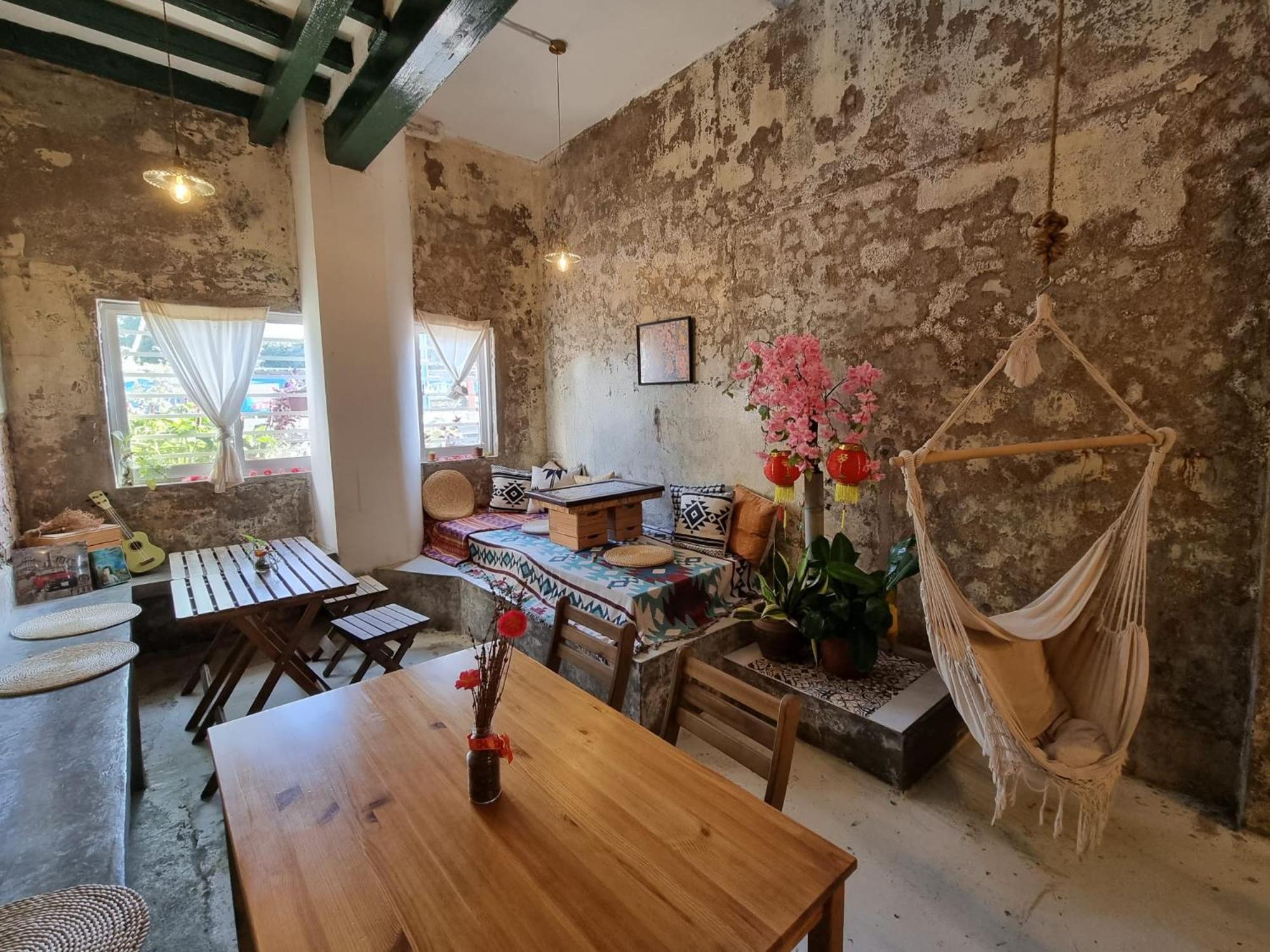 Vspace Guesthouse Capsule & Cafe Malacca Exterior photo